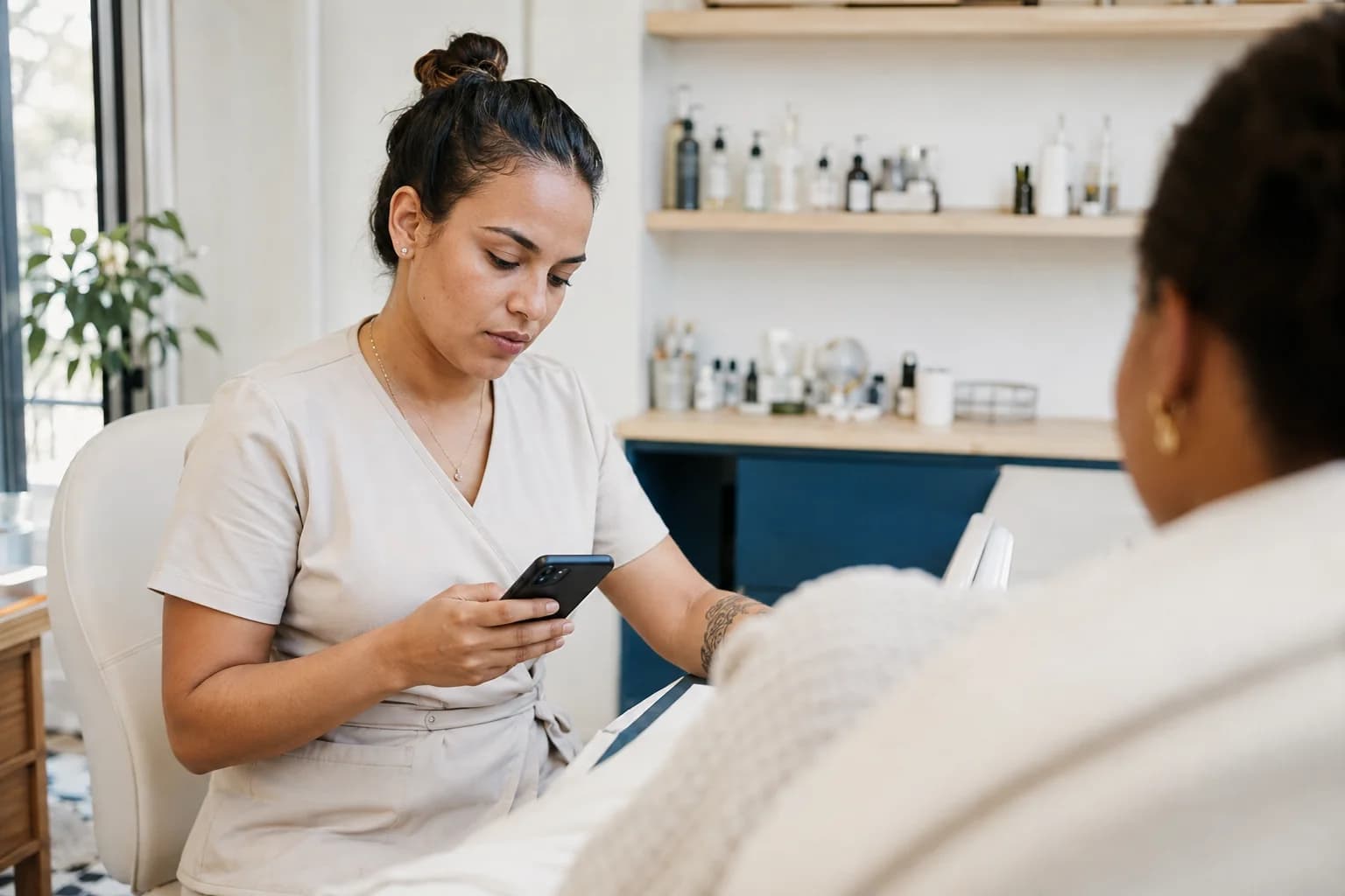 Profissional acompanha informações do atendimento pelo celular durante sua rotina